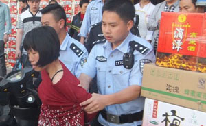 江西黎川县一女子在超市持刀连砍4人，动机不明