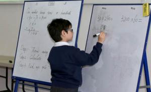 直击| 上海老师教英国小学生背九九乘法表，学竖式计算