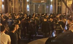 广州300多名代驾司机围堵酒吧致3人受伤，因司机接单被打