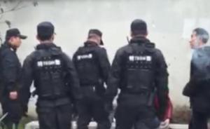 杭州多名“特勤”暴打男子，警方称是保安：追查“警察”背心