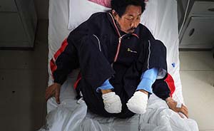 看不起病安徽男子自断双脚，家属否认自残动机为入院