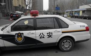 网曝南京多辆警车违停被交警“贴罚单”，警方回应将整改