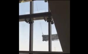 吊篮撞击上海高楼91层幕墙：工人检修遇阵风，20分钟脱险