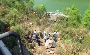 高速大巴在浙江缙云县坠崖已致3人死，落地位置离水库仅2米