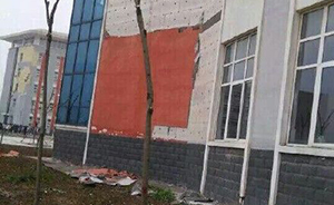 河南焦作一中学多座崭新建筑墙皮脱落，校方：风太大刮掉的