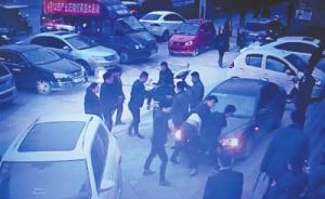 河南捷豹司机被指纠集豪车朋友殴打保安后逃逸，警方：已扣车