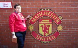 中国大妈走红曼彻斯特德比，58岁的她曾是足球纪录片主人公