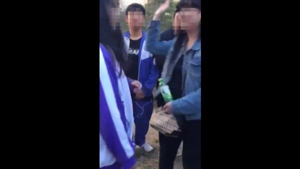 北京一中學多名女生掌摑高年級女生,知情者:還扒衣