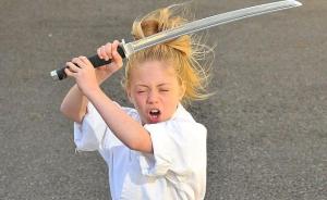 现实版“超杀女”！英国9岁萝莉精通武术获117项大奖
