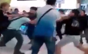 视频丨当众骂“华人是猪”，马来西亚一外籍劳工被围殴