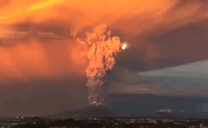 智利活火山时隔40年突然爆发，血色天空电闪雷鸣如同特技