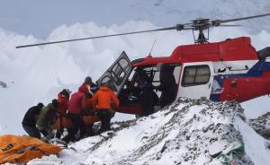 直击| 外媒摄影师拍下珠峰雪崩瞬间，直升机飞抵开展救援