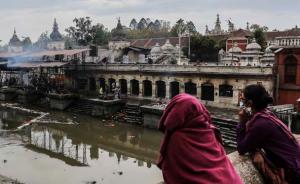 直击|尼泊尔震后：民众河边举行葬礼，遗体火化归入“圣河”