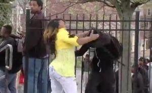 美国骚乱中的反暴力者：黑人母亲拽儿子离开现场狂扇耳光