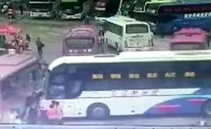 河南车站内大巴突然溜车前冲撞死1人，司机不在车上已被刑拘