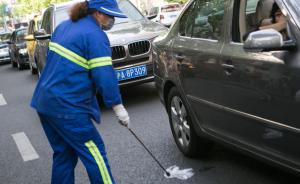 上海环卫工车流夹缝中艰难清扫，市民呼吁“请减速温柔对待”