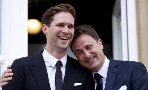 卢森堡男首相贝特尔“嫁”了，与同性伴侣低调成婚
