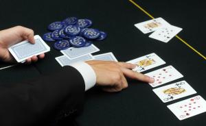 南京警方查处一起德州扑克赌博案，有人开着玛莎拉蒂去酒吧玩