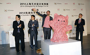 大黄鸭之父为上海制造10米高“粉红猫”  