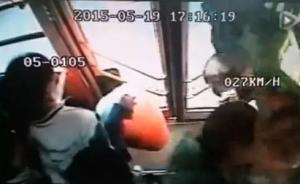 沈阳12岁学生公交车上遭陌生男用伞暴打，疑因书包碰到对方