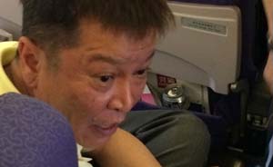 飞行中男子强开手机遭指责，女伴殴打劝阻乘客