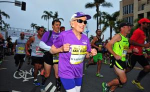 创纪录！美国92岁老太7小时跑完马拉松：跑步才活到了今天