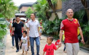 广东清远家长六一带孩子看别墅，为“长大有动力买豪宅名车”