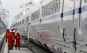 新疆年底进入高铁时代，现在乘务员每月进行反恐训练