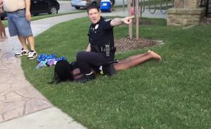 美白人警察又对黑人拔枪、按倒黑人比基尼少女引公愤