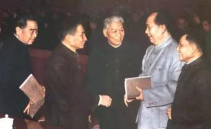 中共中央纪念毛泽东、邓小平和陈云各有什么侧重点？
