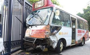 香港一巴士疑跟车太近失控，撞毁护栏直接进了警署停车场
