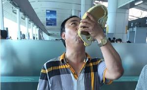 携带壮阳酒过机场安检被拒，两男子不舍当场开瓶豪饮