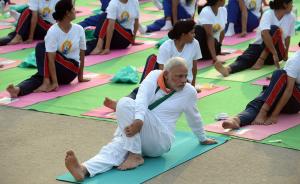 早安，全世界都在看↑ 太低调了！印度总理竟然是瑜伽高手