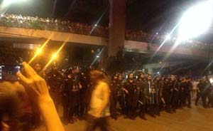 广州三元里数百人聚集对峙执法人员，警方称冲突持续4小时