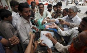 热浪斋月里侵袭巴基斯坦又遇缺水缺电，已有1100人死亡