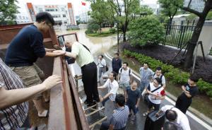 图解现场|南京一小区暴雨中变“孤岛”，官方动用渣土车解救