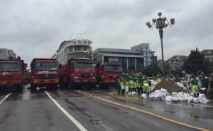南京暴雨致河水暴涨，8辆渣土车“镇守”桥面，防止桥被冲垮