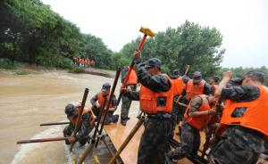 南京云台山河决堤20多米，军方派出1500余官兵紧急封堵