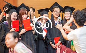 360°全景|毕业季：高校学子拍摄别样毕业照，让学士帽飞