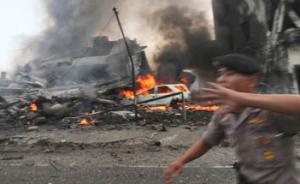 视频|印尼一军机居民区坠毁超百人丧生，机身损毁燃起大火