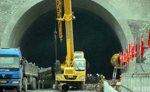 吉珲高铁在建隧道坍塌，12人被困