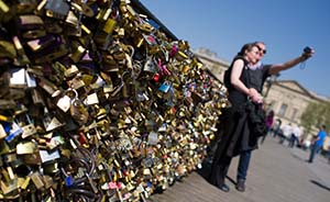巴黎“爱情桥”被爱意压垮，市民请愿叫停悬挂“情人锁”