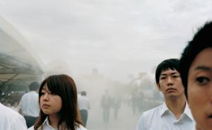 灾难之后，日本摄影师将焦虑塞进了一个小相框