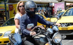 直击| 希腊财长瓦鲁法基斯卸任，骑摩托车带妻子离开