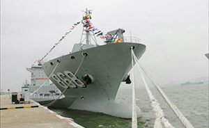 中国海军首艘半潜船加入南海舰队战斗序列
