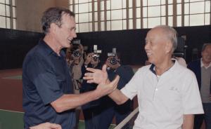 万里“网球外交”：曾与老布什过招，握手言和