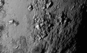 冥王星历史性特写照片首曝：有形成不久的山脉，地质活动活跃