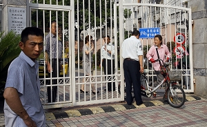 上海幼儿园猥亵女童案嫌犯系员工丈夫，住门房间且有前科