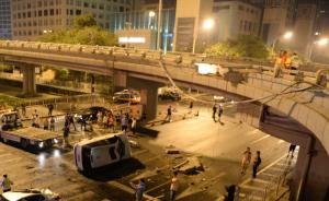北京一路虎深夜冲下国贸桥砸中起亚轿车，肇事车主系醉驾
