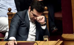 希腊议会通过“改革换救助”法案，公务员工会等罢工抗议